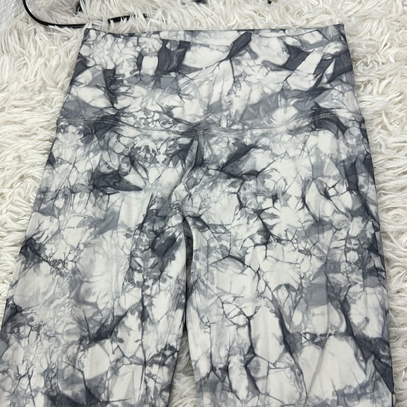 Lululemon Wunder Under Crop HR *21" Dual Shibori Antique White Baltic Grey - Picture 2 of 5